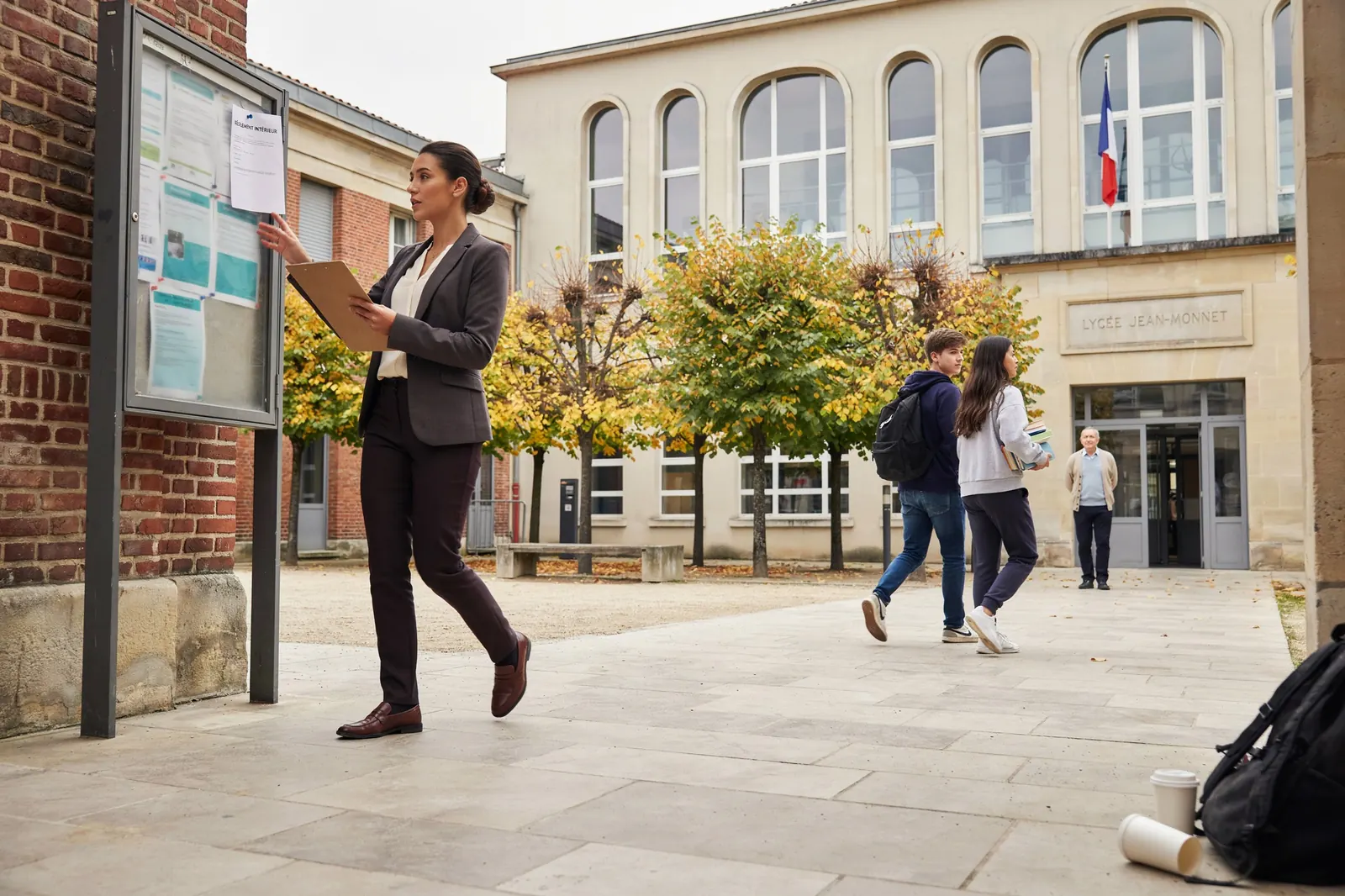 Image de Interdiction du portable au lycée dès la rentrée 2026 : la règle nationale est posée, les modalités restent locales