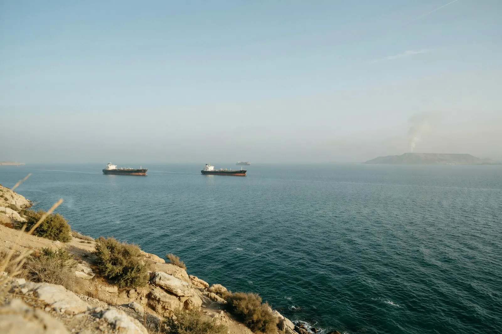 Image de Ormuz se réveille : un mois d’accalmie, deux lanceurs et des missiles qui se croisent