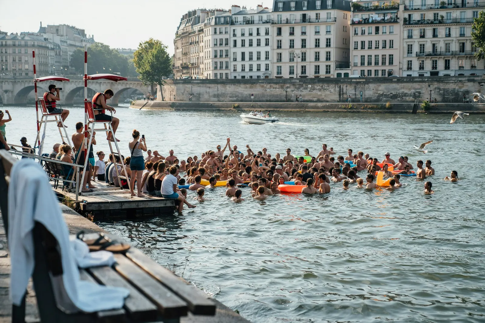 Image de Baignades parisiennes : 180 000 visiteurs, la mairie sort le thermomètre du succès