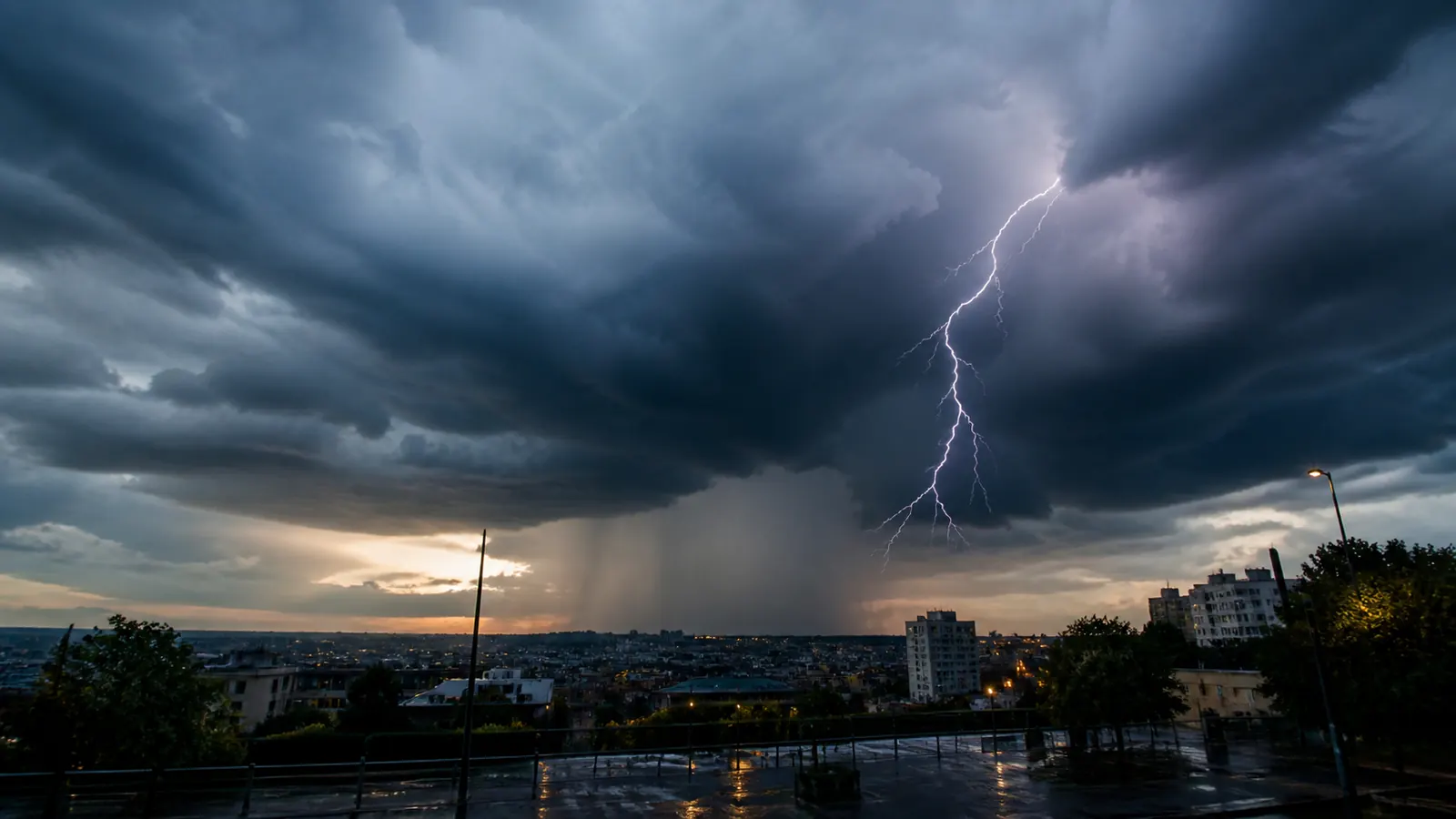 Image de Vigilance orange orages en Corse, Var et Alpes-Maritimes le 21 août 2026 : ce qui est confirmé sur les pluies, coupures et retards TGV